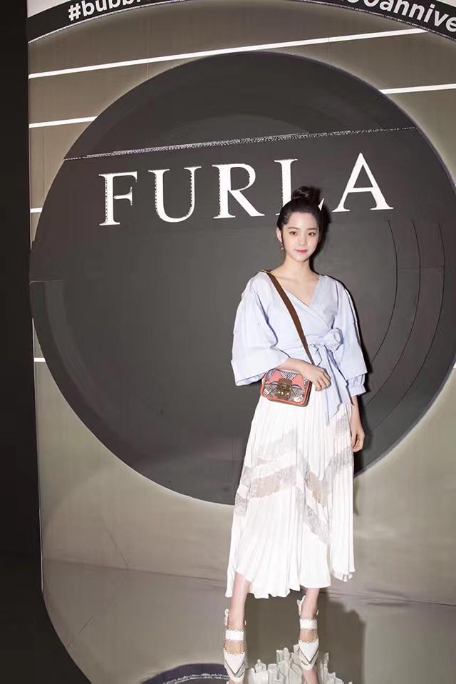 还在纠结拎什么包出门？跟着刘雯一起拎FURLA小方包准没错！