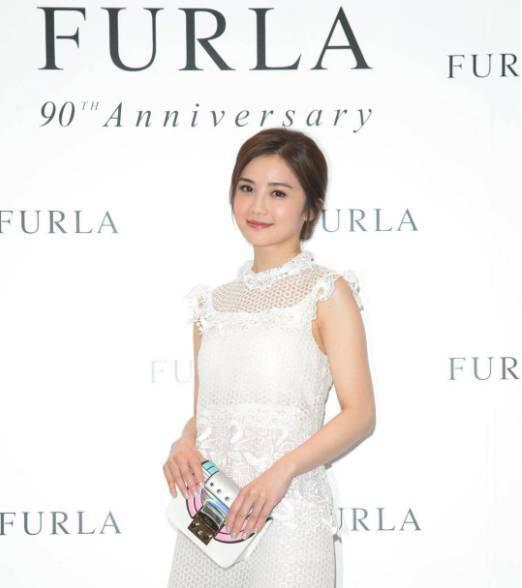 还在纠结拎什么包出门？跟着刘雯一起拎FURLA小方包准没错！