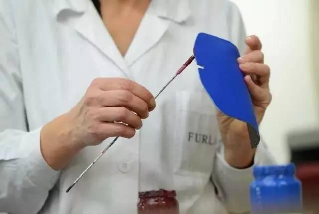 还在纠结拎什么包出门？跟着刘雯一起拎FURLA小方包准没错！