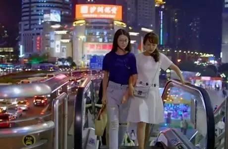还在纠结拎什么包出门？跟着刘雯一起拎FURLA小方包准没错！